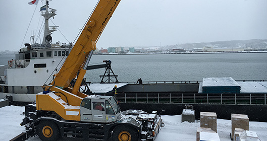 北海道とサハリンを結ぶフェリーに荷物を積むイメージ写真